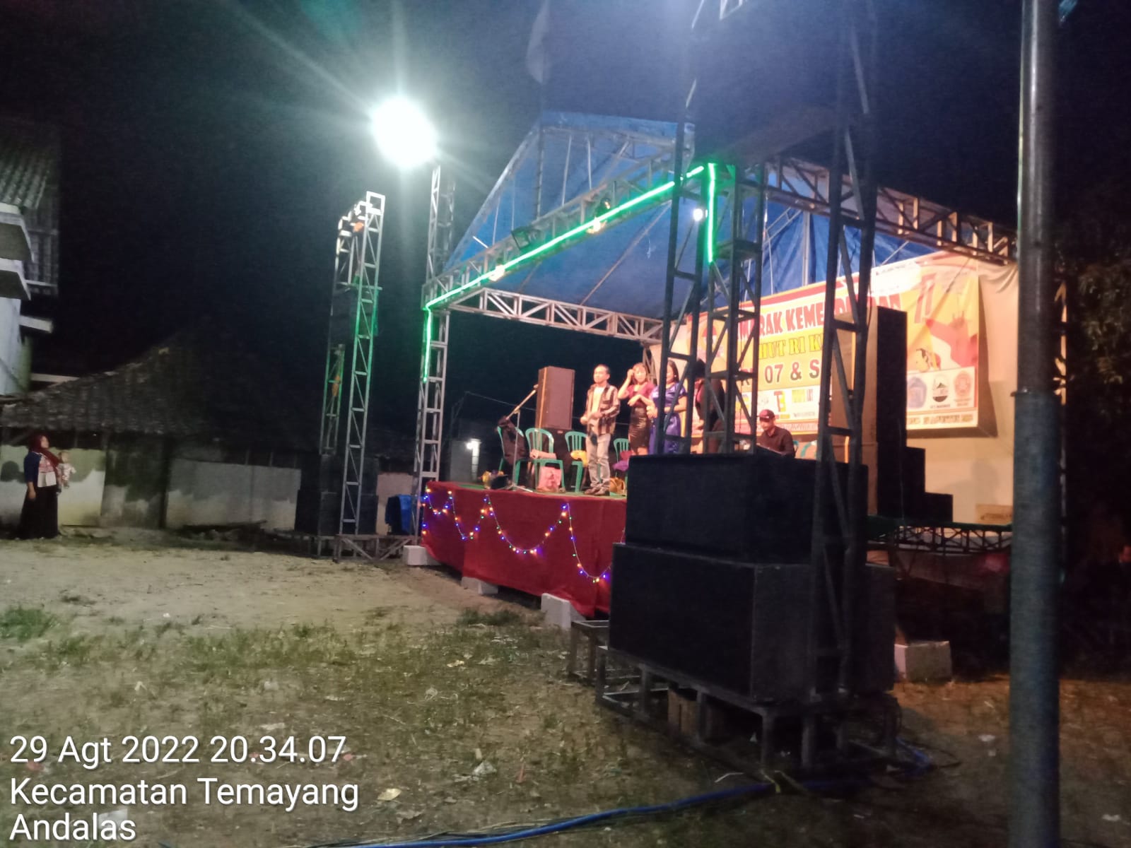 PEMBERIAN HADIAH LOMBA LOMBA