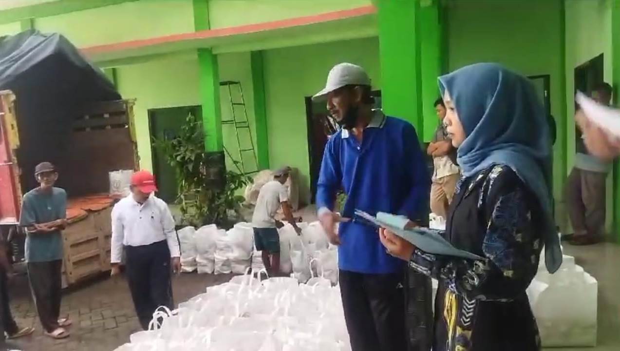 Penyaluran Bantuan Paket Sembako dari Dinas Sosial Kabupaten Bojonegoro