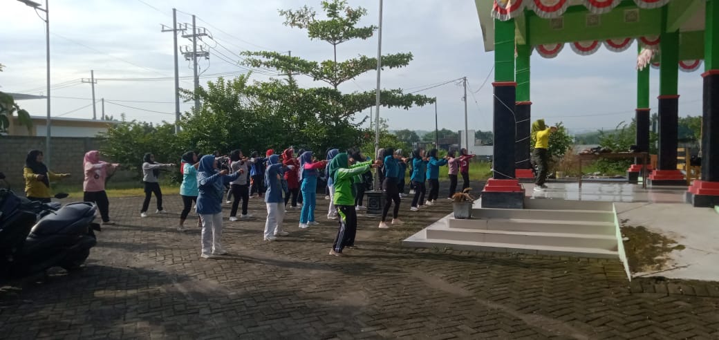 Senam ibu-ibu PKK