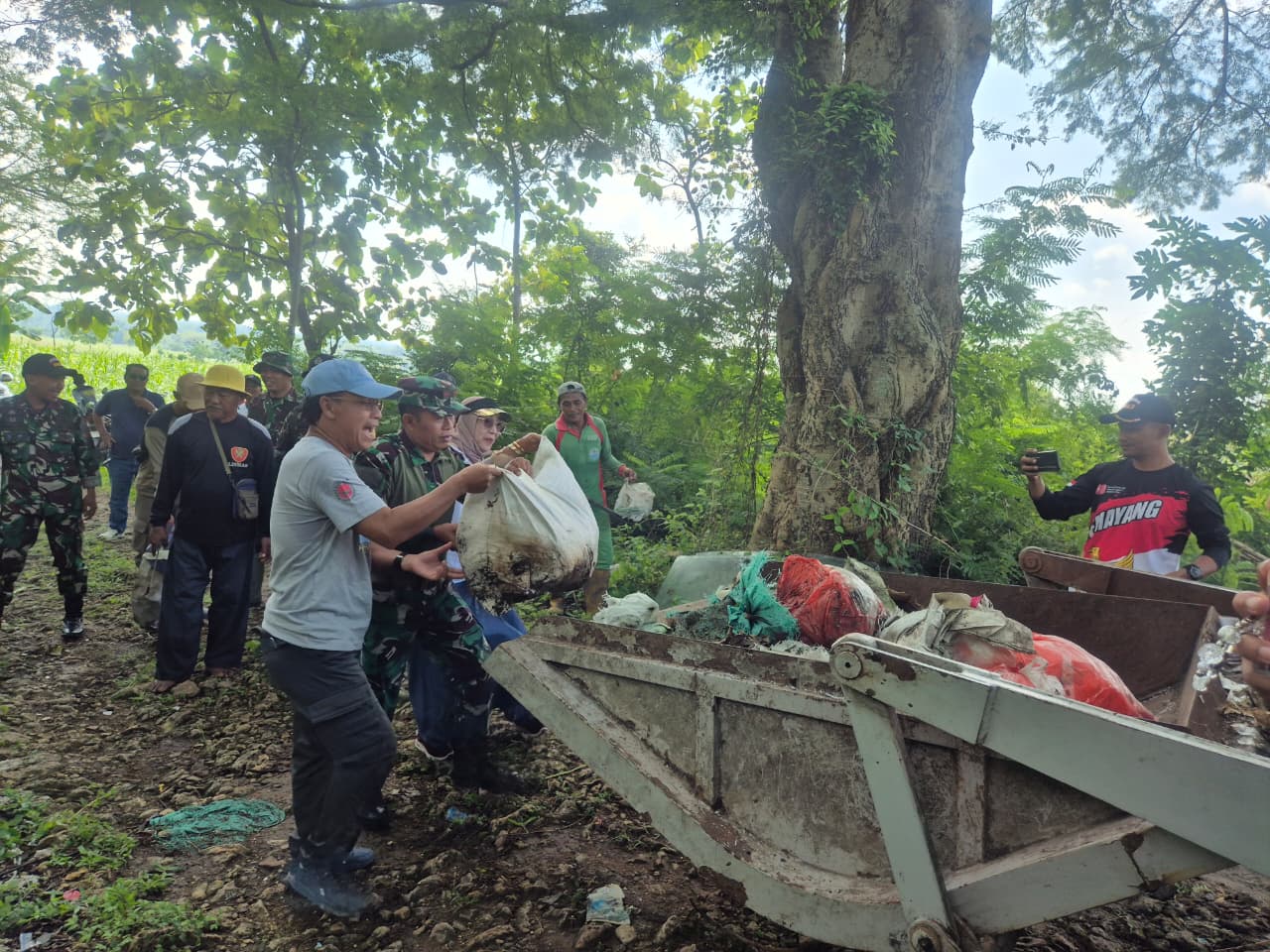 Kerja Bakti Forkopimcam Temayang Bersama Pemdes Jono Bersihkan Pembuangan Sampah Liar