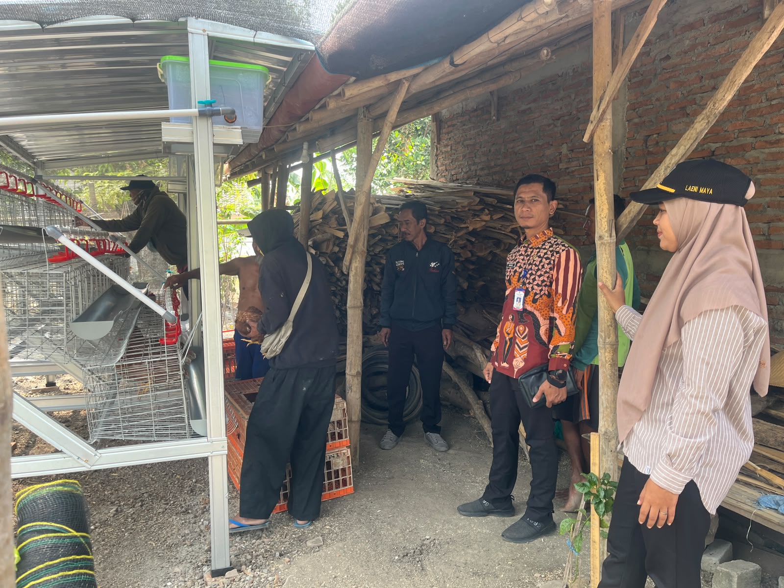 Plt. Camat Temayang Dampingi Droping Bantuan Ayam Petelur Program Gayatri di Desa Belun
