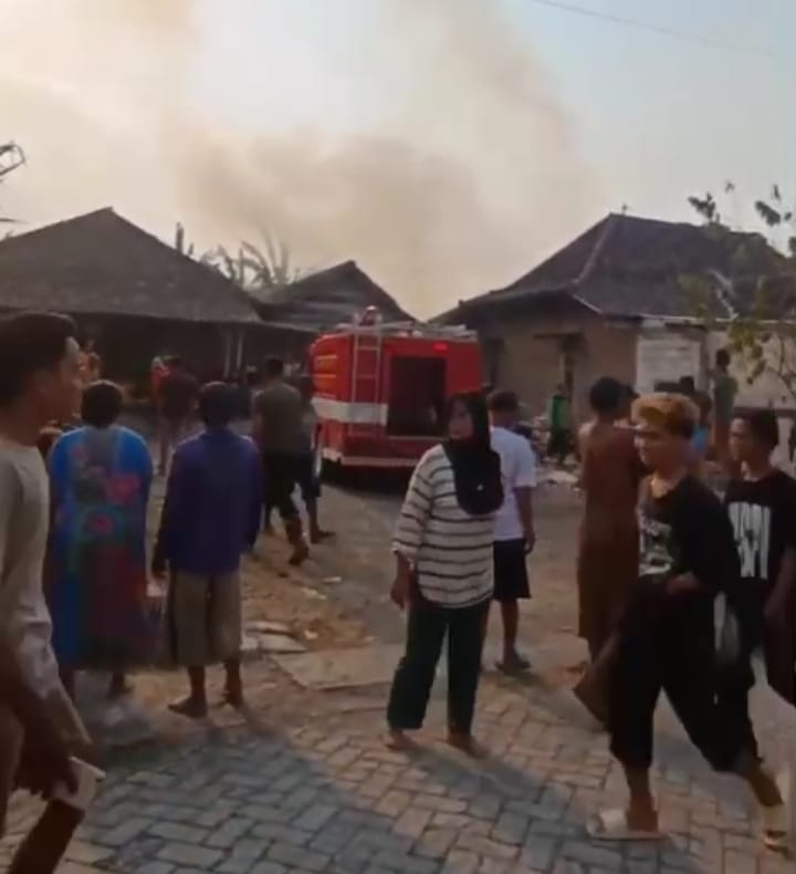 Kebakaran Rumah di Desa Buntalan Berhasil Dipadamkan, Petugas Damkarmat Selamatkan Bangunan Sekitar